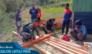 Tidak Mengenal Lelah, Prajurit Rusa Hitam 721 Hadir Perbaiki Rumah Warga