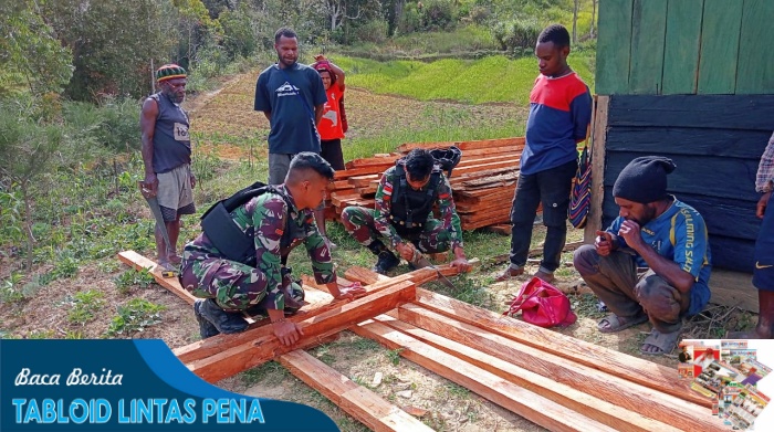 Tidak Mengenal Lelah, Prajurit Rusa Hitam 721 Hadir Perbaiki Rumah Warga