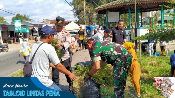 Sinergitas TNI POLRI, Pemerintah Kecamatan & Elemen Masyarakat Bersama Melaksanakan Bakti Sosial (Jumat Bersih) di Sekitar Alun alun Manonjaya.