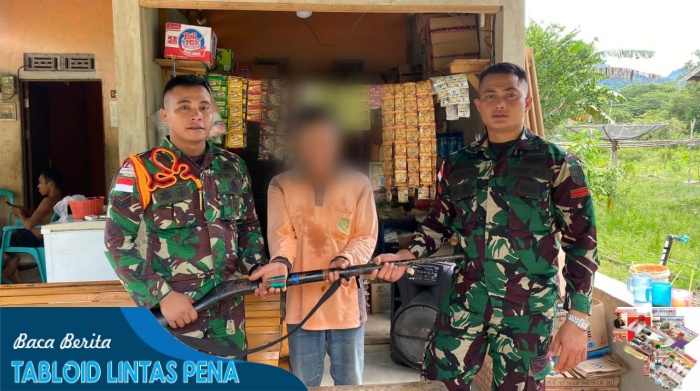 Satgas Pamtas Yonarmed 16/TK Menerima Penyerahan Senapan Api Dari Masyarakat Perbatasan