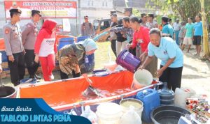 Polri Salurkan Bantuan Air Bersih Atasi Kekeringan di Grobogan