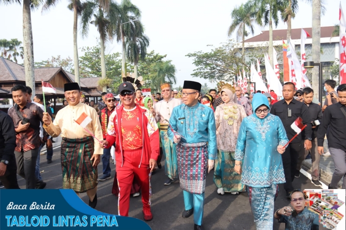 Pangdam XII/Tpr Bersama Forkopimda Jalan Kaki Ikuti Karnaval Semarak Merah Putih Khatulistiwa