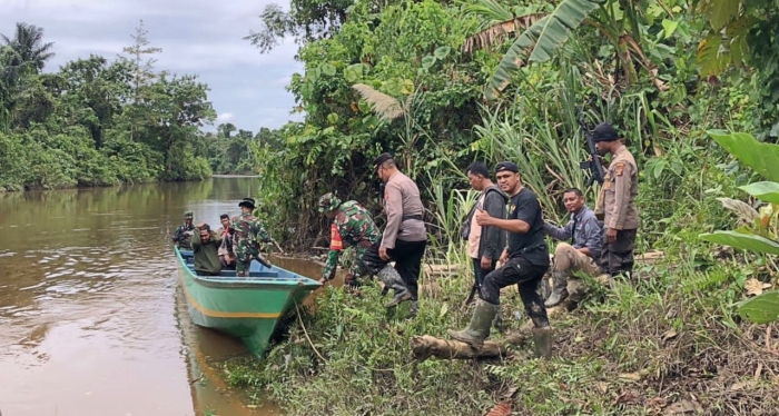 Aparat Gabungan Koramil Mapurujaya dan Polsek Mimika Timur Gerebek Tempat Produksi Sopi