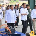 Kasad Dampingi Presiden RI Kunjungan ke PT Pindad BANDUNG-- - Kepala Staf Angkatan Darat (Kasad), Jenderal TNI Dr. Dudung Abdurachman, mendampingi Presiden Republik Indonesia Ir. Joko Widodo saat melakukan kunjungan ke PT. Pindad (Persero) di Kota Bandung, Jawa Barat, Selasa (19/9/2023). Dalam peninjauannya tersebut, Presiden yang juga turut didampingi Menteri Pertahanan Prabowo Subianto, disambut langsung oleh Direktur Utama PT. Pindad (Persero), Abraham Mose. Kunjungan ini merupakan bagian dari upaya pemerintah untuk memperkuat industri pertahanan nasional dan mendukung perkembangan teknologi pertahanan dalam negeri. Selanjutnya, Presiden RI beserta rombongan meninjau secara langsung berbagai fasilitas produksi dan teknologi terbaru yang digunakan PT. Pindad dalam pembuatan alat pertahanan. Seperti senjata api, amunisi, kendaraan tempur, dan peralatan militer lainnya. Sejumlah Alutsista bahkan tampak berjajar rapi dipamerkan di depan pabrik. Beberapa di antaranya yaitu Kendaraan Taktis (Rantis) Maung, Rantis Pandur, kendaraan militer lapis baja Anoa, Rantis Listrik Maung, peluru, mortir, hingga senjata api. Selain itu, ada pula motor listrik Sprint-3K dan becak listrik BLIST buatan PT. Len Industri (Persero). Usai meninjau, Presiden Joko Widodo menyampaikan apresiasinya terhadap kinerja dan produk yang dihasilkan PT. Pindad dalam mendukung pertahanan negara. Ia juga menegaskan komitmen pemerintah untuk terus mengembangkan industri pertahanan nasional, agar dapat bersaing di tingkat global. Pentingnya inovasi, riset, dan pengembangan teknologi dalam meningkatkan daya saing Indonesia di bidang pertahanan, juga menjadi penekanan Presiden di kesempatan itu. Sebagai Badan Usaha Milik Negara (BUMN) yang telah lama berperan dalam mendukung pertahanan dan keamanan nasional, bagi PT. Pindad kunjungan orang nomor satu di Republik ini beserta rombongan, menjadi momen penting dan bersejarah. Terkait hal tersebut, PT. Pindad mengaku siap untuk terus berkontribusi dalam memenuhi kebutuhan alat pertahanan TNI Angkatan Darat, dan menjaga kemandirian industri pertahanan Indonesia. Terakhir, kunjungan ini juga diharapkan dapat membuka jalan bagi kerja sama yang lebih kuat, antara pengguna alutista dengan PT. Pindad sebagai industri pertahanan dalam negeri, serta mendorong perkembangan industri pertahanan nasional ke tingkat yang lebih tinggi lagi. (DISPENAD)