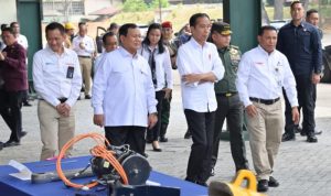 Kasad Dampingi Presiden RI Kunjungan ke PT Pindad BANDUNG-- - Kepala Staf Angkatan Darat (Kasad), Jenderal TNI Dr. Dudung Abdurachman, mendampingi Presiden Republik Indonesia Ir. Joko Widodo saat melakukan kunjungan ke PT. Pindad (Persero) di Kota Bandung, Jawa Barat, Selasa (19/9/2023). Dalam peninjauannya tersebut, Presiden yang juga turut didampingi Menteri Pertahanan Prabowo Subianto, disambut langsung oleh Direktur Utama PT. Pindad (Persero), Abraham Mose. Kunjungan ini merupakan bagian dari upaya pemerintah untuk memperkuat industri pertahanan nasional dan mendukung perkembangan teknologi pertahanan dalam negeri. Selanjutnya, Presiden RI beserta rombongan meninjau secara langsung berbagai fasilitas produksi dan teknologi terbaru yang digunakan PT. Pindad dalam pembuatan alat pertahanan. Seperti senjata api, amunisi, kendaraan tempur, dan peralatan militer lainnya. Sejumlah Alutsista bahkan tampak berjajar rapi dipamerkan di depan pabrik. Beberapa di antaranya yaitu Kendaraan Taktis (Rantis) Maung, Rantis Pandur, kendaraan militer lapis baja Anoa, Rantis Listrik Maung, peluru, mortir, hingga senjata api. Selain itu, ada pula motor listrik Sprint-3K dan becak listrik BLIST buatan PT. Len Industri (Persero). Usai meninjau, Presiden Joko Widodo menyampaikan apresiasinya terhadap kinerja dan produk yang dihasilkan PT. Pindad dalam mendukung pertahanan negara. Ia juga menegaskan komitmen pemerintah untuk terus mengembangkan industri pertahanan nasional, agar dapat bersaing di tingkat global. Pentingnya inovasi, riset, dan pengembangan teknologi dalam meningkatkan daya saing Indonesia di bidang pertahanan, juga menjadi penekanan Presiden di kesempatan itu. Sebagai Badan Usaha Milik Negara (BUMN) yang telah lama berperan dalam mendukung pertahanan dan keamanan nasional, bagi PT. Pindad kunjungan orang nomor satu di Republik ini beserta rombongan, menjadi momen penting dan bersejarah. Terkait hal tersebut, PT. Pindad mengaku siap untuk terus berkontribusi dalam memenuhi kebutuhan alat pertahanan TNI Angkatan Darat, dan menjaga kemandirian industri pertahanan Indonesia. Terakhir, kunjungan ini juga diharapkan dapat membuka jalan bagi kerja sama yang lebih kuat, antara pengguna alutista dengan PT. Pindad sebagai industri pertahanan dalam negeri, serta mendorong perkembangan industri pertahanan nasional ke tingkat yang lebih tinggi lagi. (DISPENAD)