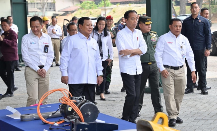 Kasad Dampingi Presiden RI Kunjungan ke PT Pindad BANDUNG-- - Kepala Staf Angkatan Darat (Kasad), Jenderal TNI Dr. Dudung Abdurachman, mendampingi Presiden Republik Indonesia Ir. Joko Widodo saat melakukan kunjungan ke PT. Pindad (Persero) di Kota Bandung, Jawa Barat, Selasa (19/9/2023). Dalam peninjauannya tersebut, Presiden yang juga turut didampingi Menteri Pertahanan Prabowo Subianto, disambut langsung oleh Direktur Utama PT. Pindad (Persero), Abraham Mose. Kunjungan ini merupakan bagian dari upaya pemerintah untuk memperkuat industri pertahanan nasional dan mendukung perkembangan teknologi pertahanan dalam negeri. Selanjutnya, Presiden RI beserta rombongan meninjau secara langsung berbagai fasilitas produksi dan teknologi terbaru yang digunakan PT. Pindad dalam pembuatan alat pertahanan. Seperti senjata api, amunisi, kendaraan tempur, dan peralatan militer lainnya. Sejumlah Alutsista bahkan tampak berjajar rapi dipamerkan di depan pabrik. Beberapa di antaranya yaitu Kendaraan Taktis (Rantis) Maung, Rantis Pandur, kendaraan militer lapis baja Anoa, Rantis Listrik Maung, peluru, mortir, hingga senjata api. Selain itu, ada pula motor listrik Sprint-3K dan becak listrik BLIST buatan PT. Len Industri (Persero). Usai meninjau, Presiden Joko Widodo menyampaikan apresiasinya terhadap kinerja dan produk yang dihasilkan PT. Pindad dalam mendukung pertahanan negara. Ia juga menegaskan komitmen pemerintah untuk terus mengembangkan industri pertahanan nasional, agar dapat bersaing di tingkat global. Pentingnya inovasi, riset, dan pengembangan teknologi dalam meningkatkan daya saing Indonesia di bidang pertahanan, juga menjadi penekanan Presiden di kesempatan itu. Sebagai Badan Usaha Milik Negara (BUMN) yang telah lama berperan dalam mendukung pertahanan dan keamanan nasional, bagi PT. Pindad kunjungan orang nomor satu di Republik ini beserta rombongan, menjadi momen penting dan bersejarah. Terkait hal tersebut, PT. Pindad mengaku siap untuk terus berkontribusi dalam memenuhi kebutuhan alat pertahanan TNI Angkatan Darat, dan menjaga kemandirian industri pertahanan Indonesia. Terakhir, kunjungan ini juga diharapkan dapat membuka jalan bagi kerja sama yang lebih kuat, antara pengguna alutista dengan PT. Pindad sebagai industri pertahanan dalam negeri, serta mendorong perkembangan industri pertahanan nasional ke tingkat yang lebih tinggi lagi. (DISPENAD)