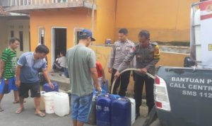 Polsek Kawalu Polres Tasikmalaya Kota Kembali Melaksanakan Giat Bakti Sosial Pembagian Air Bersih Kepada Warga.