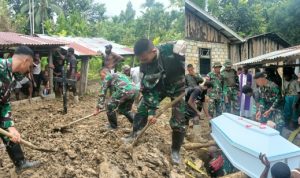 Peduli Sesama Satgas Pamtas RI-PNG Yonif 122/TS Pos Ampas Membantu Prosesi Pemakaman Masyarakat Kampung Ampas Perbatasan Papua