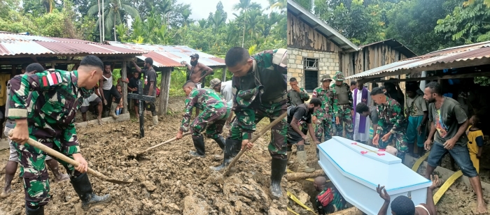 Peduli Sesama Satgas Pamtas RI-PNG Yonif 122/TS Pos Ampas Membantu Prosesi Pemakaman Masyarakat Kampung Ampas Perbatasan Papua