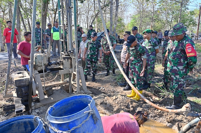 Atasi Kekeringan, Kodim 0726/Sukoharjo Buat Sumur Bor Untuk Warga Petani Bekerjasama Dengan PT. Dua Naga