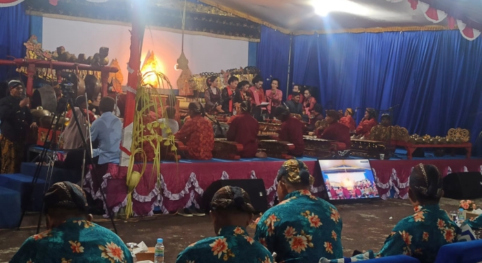 Dandim 1710/Mimika Nonton Bareng Pagelaran Wayang Kulit Meriahkan HUT Ke-78 TNI