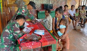 Peduli Kesehatan Masyarakat Satgas Yonif 122/TS Pos Gelar Pengobatan Massal di Kampung Pun Papua