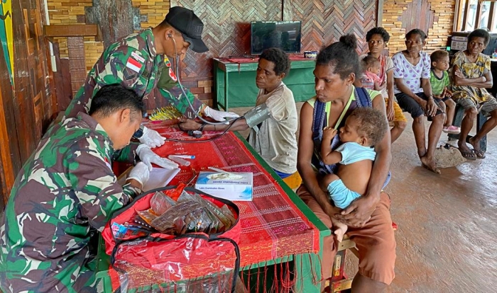 Peduli Kesehatan Masyarakat Satgas Yonif 122/TS Pos Gelar Pengobatan Massal di Kampung Pun Papua