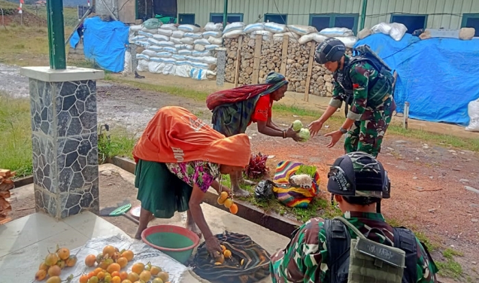 Perasaan Aman, Mama-Mama di Gome, Jualan di Pos Satgas Mobile Raider 300 Siliwangi