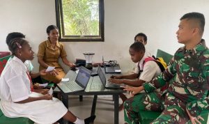 Satgas Yonif 122/TS Pos Wembi Fasilitasi Anak-anak Kampung Wembi Kegiatan Belajar Mengoperasikan Komputer