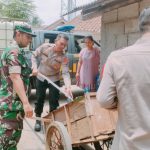 Bakti Sosial Polsek Manonjaya Bagikan Air Bersih Untuk Warga  yang Terdampak Kekeringan di Wilayah Desa Kamulyan