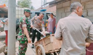 WhatsApp Image 2023-10-19 at 16.41.35 Bakti Sosial Polsek Manonjaya Bagikan Air Bersih Untuk Warga yang Terdampak Kekeringan di Wilayah Desa Kamulyan