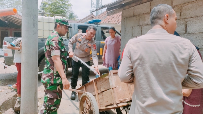 Bakti Sosial Polsek Manonjaya Bagikan Air Bersih Untuk Warga  yang Terdampak Kekeringan di Wilayah Desa Kamulyan