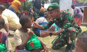 Wujud Kepedulian TNI, Satgas Yonif 125/SMB Kembali Bagikan Bingkisan Kasih di Senggo