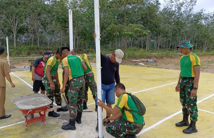 Satgas Pamtas RI-MLY Pos Koki 1 Mentari Laksanakan Kegiatan Karya Bhakti Gotong-royong Pembuatan Lapangan Volley Bersama Warga