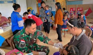 Personil Satgas Pamtas RI-Malaysia Yonarmed 10 / Bradjamusti Bantu Layanan Posyandu Balita di Perbatasan