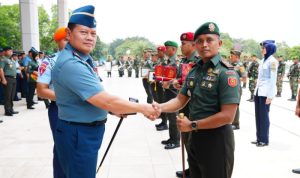 Komandan Batalyon Armed 10/ Bradjamusti Terima penghargaan Panglima TNI