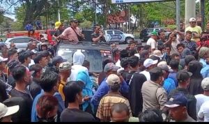 WhatsApp Image 2023-11-28 at 23.10.10-1---- Ratusan Aksi Massa di Pangandaran Ricuh Saat Demo Tolak Pinjaman Pemda Rp.350 Milyar