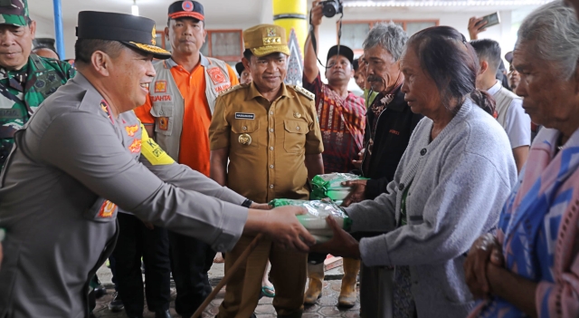 Kapolda Sumut Salurkan Bantuan dan Pastikan Pencarian Korban Longsor di Humbahas