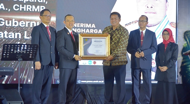 Prestasi Gemilang AAL: Gubernur Akademi TNI Angkatan Laut Terima Penghargaan Strong Institution in Partnership dari Universitas Airlangga