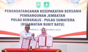 Bupati Bengkalis Hj.Kasmarni dan Gubernur Riau Tandatangani Kesepakatan Pembangunan Jembatan Sungai Pakning-Pulau Bengkalis