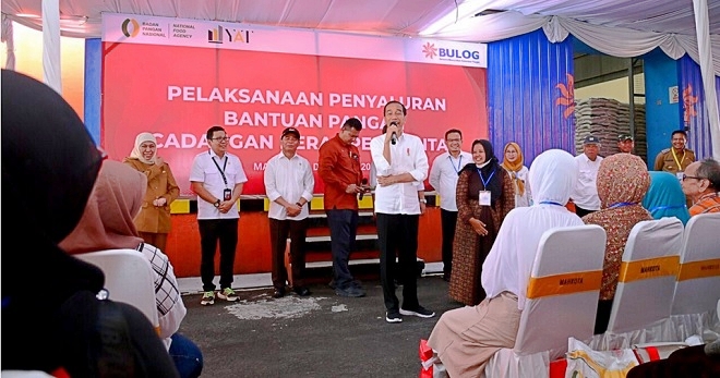 Bagikan Bantuan Pangan CBP, Presiden Jokowi: “Jika APBN Cukup Akan Dilanjutkan”