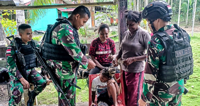 Beri Pelayanan Kesehatan, Satgas Yonif 122/TS Beri Blusukan di Perbatasan RI-PNG