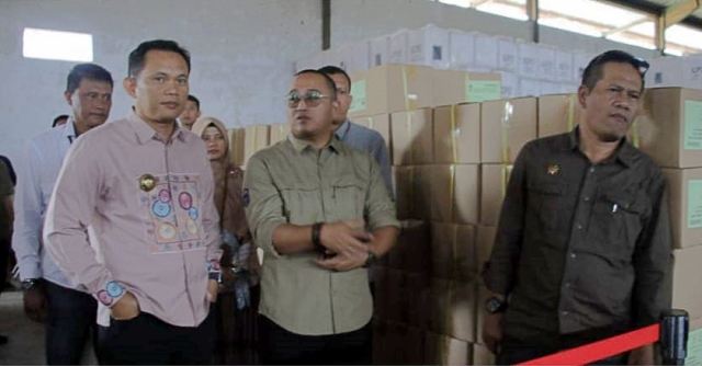 Penjabat Walikota Dr.Chela Melakukan Monitoring Sebaran Logistik Pemilu Tahun 2024 di Kota Tasikmalaya