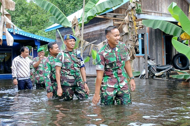 Respon Cepat Dandim 1012/Buntok Meninjau dan Memberi Bantuan Sembako Kepada Masyarakat Berdampak Banjir