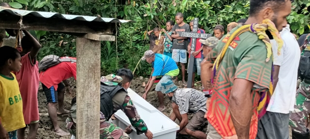 Wujud Peduli Kemanusiaan, Satgas Yonif 122/TS Bantu proses Pemakaman Masyarakat Kampung Waris