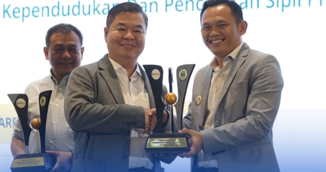 Pemerintah Kota Tasikmalaya Meraih Penghargaan Terbaik I Perekaman KTP Elektronik Data Penduduk Potensial Pemilih Pemilu (DP4) Award Kategori Kota Tingkat Provinsi Jawa Barat Tahun 2024