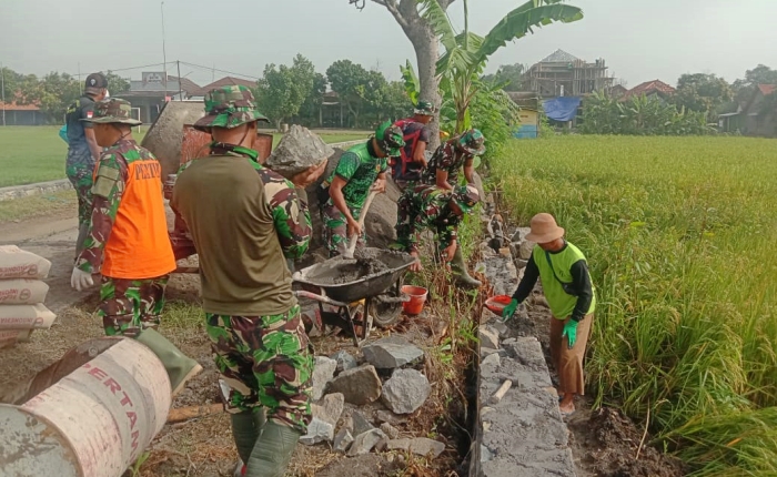 Kekompakan Masyarakat dan Anggota Satgas Melangsir Batu