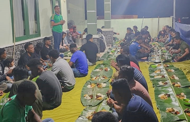 Satgas TMMD Ke-119 Kodim 1715/Yahukimo Mempererat Kebersamaan Melalui Makan Malam Bersama