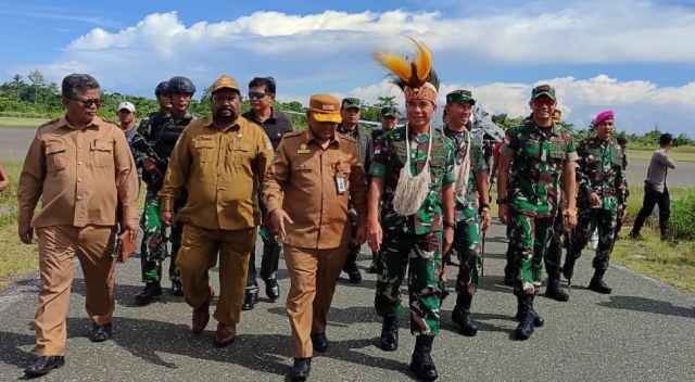 Kasdam XVII/Cenderawasih dan Danrem 172/PWY Diterima Dandim 1715/Yahukimo dan Forkopimda di Bandara Nop Goliat Dekai untuk Penutupan TMMD ke-119