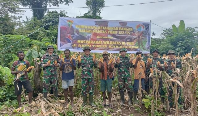 Wujud Kemanunggalan TNI Dengan Rakyat, Satgas Yonif 122/TS Laksanakan Panen Raya Jagung Bersama Masyarakat Perbatasan RI-PNG