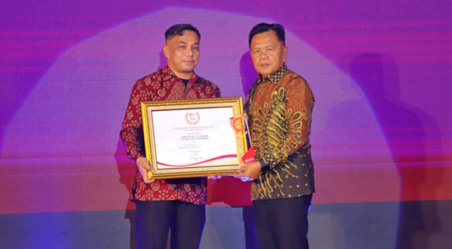 Plt Bupati Meranti H.Asmar Terima Penghargaan Cakaplah Awards 2024