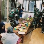 Indahnya Berbagi di Bulan Suci Ramadhan, Personel Satgas Pamtas RI-PNG Yoniff 122 Tombak Sakti Berbuka Puasa Bersama Masyarakat