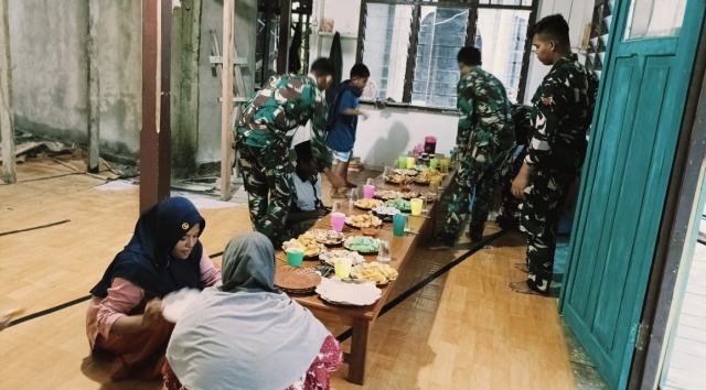 Indahnya Berbagi di Bulan Suci Ramadhan, Personel Satgas Pamtas RI-PNG Yoniff 122 Tombak Sakti Berbuka Puasa Bersama Masyarakat