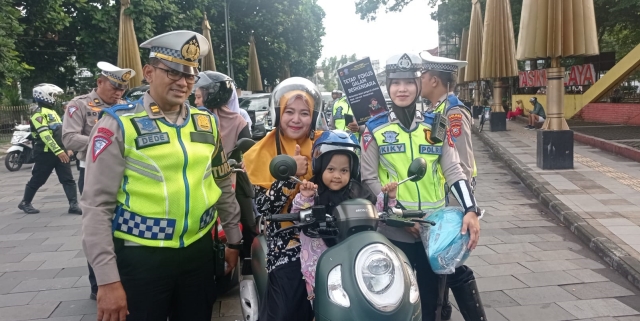 Operasi Keselamatan Lodaya 2024,Sat Lantas Polres Tasikmalaya Kota Bagi Helm Gratis