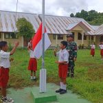 Wujud Kepedulian Kepada Dunia Pendidikan, Satgas Yonif 122/TS Berikan Pengetahuan Tata Tertib Upacara Bendera