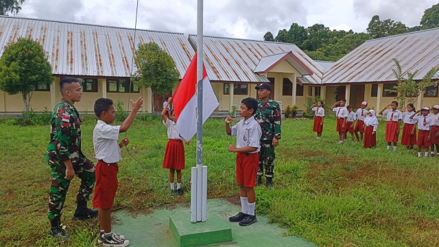 Wujud Kepedulian Kepada Dunia Pendidikan, Satgas Yonif 122/TS Berikan Pengetahuan Tata Tertib Upacara Bendera