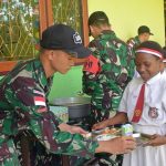 Wujudkan Nasionalisme Serta Semangat Belajar Anak-Anak di Perbatasan, Satgas Yonif 122/TS Berikan Tenaga Didik Dan Makan Siang Bersama