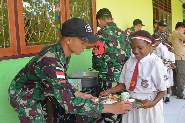 Wujudkan Nasionalisme Serta Semangat Belajar Anak-Anak di Perbatasan, Satgas Yonif 122/TS Berikan Tenaga Didik Dan Makan Siang Bersama