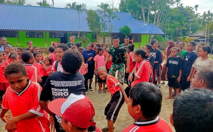 Mengabdi Dengan Sepenuh Hati Satgas 122/Ts Menjadi Guru di Perbatasan