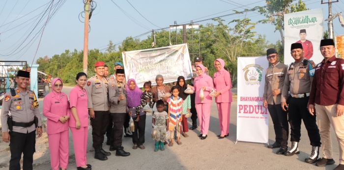 Bulan Ramadhan 1445 H Gabungan Satker Polres Kep Meranti Membagikan Takjil Gratis Kepada Motor Becak